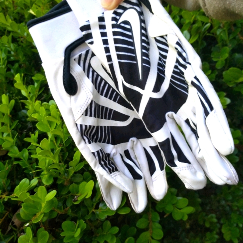 Woman's softball batting gloves